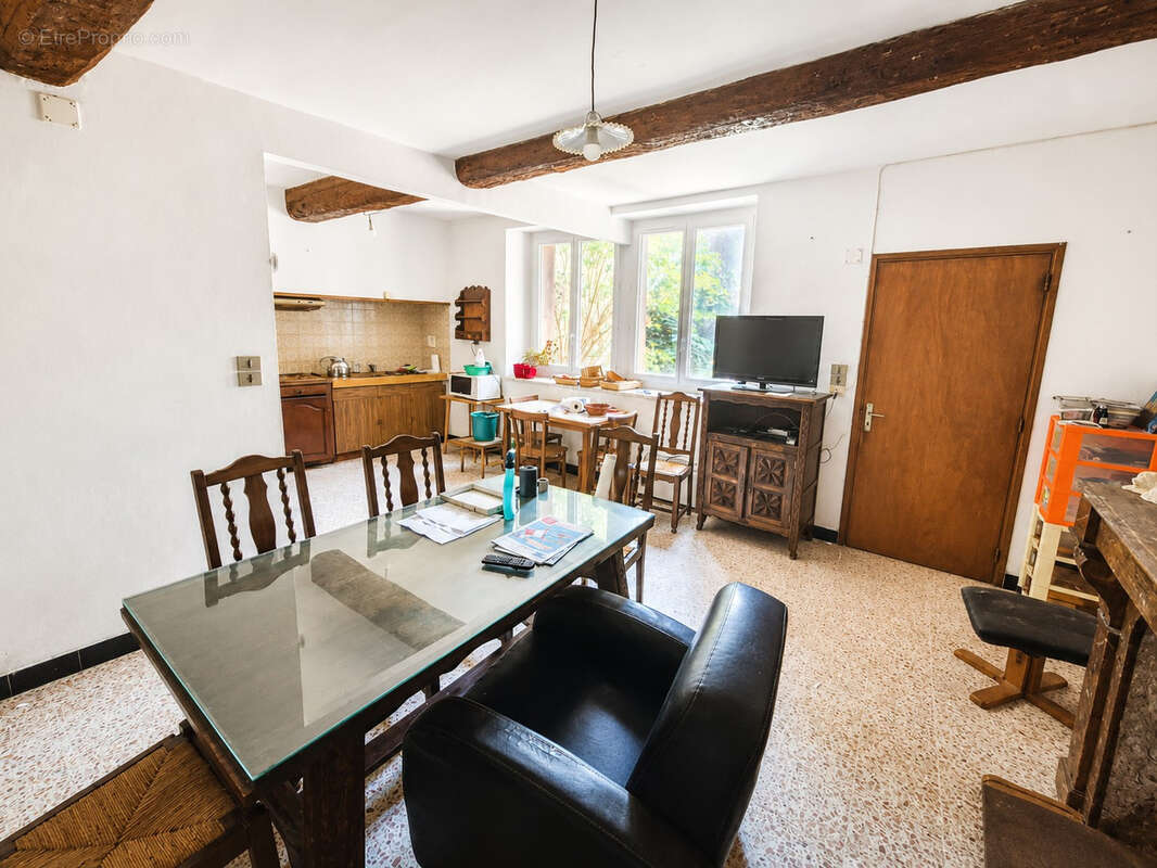 Maison de village avec cour, terrasse et immense garage   Azille (11700)   145 m2 habitables - photo 4