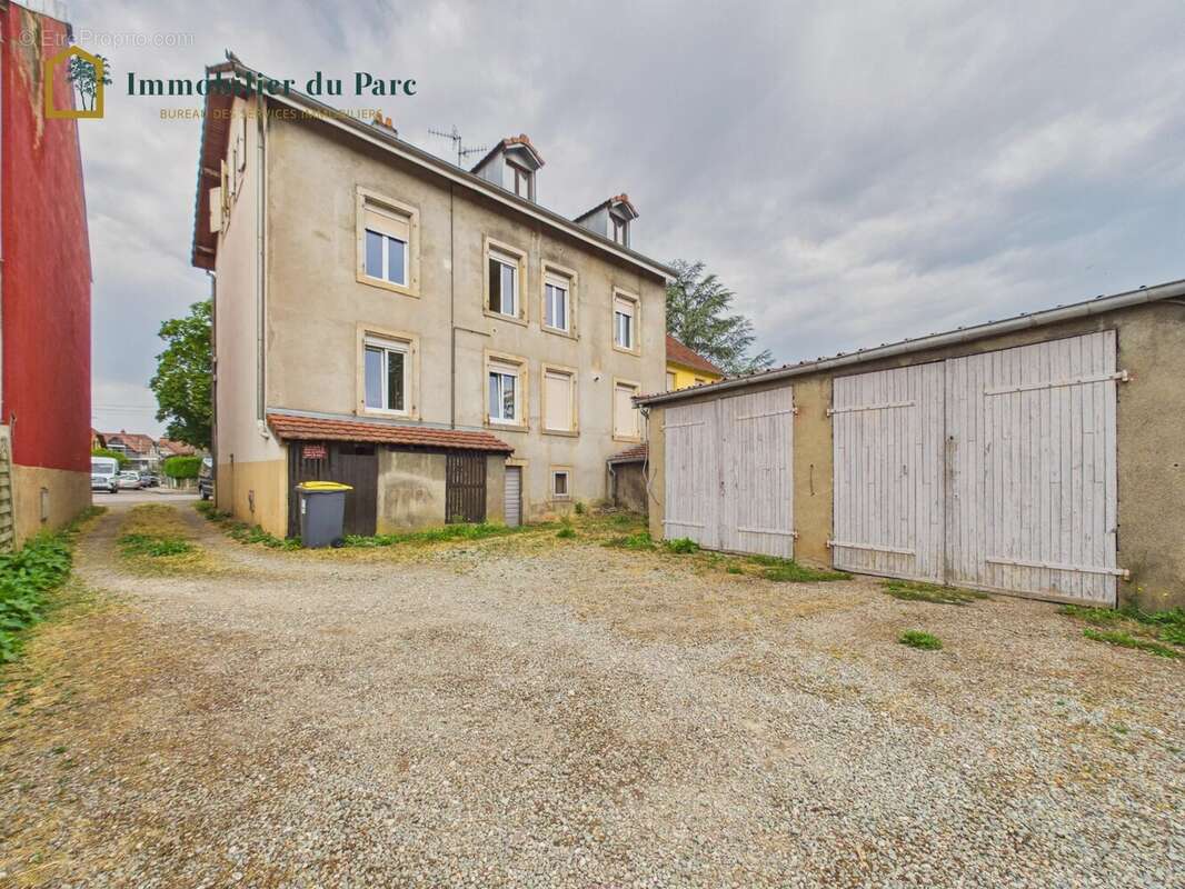 Immeuble de rapport à rénover à Belfort – 198 m², 3 logements + 5 garages – Fort potentiel locatif - photo 2
