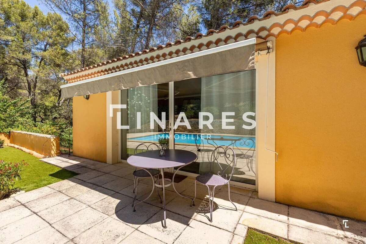 LE DOMAINE PROVENÇAL - Villa T6 de 287m² dont deux dépendances de 26m² - Piscine - Terrain de 6900m²  - 13011 EOURES - photo 23