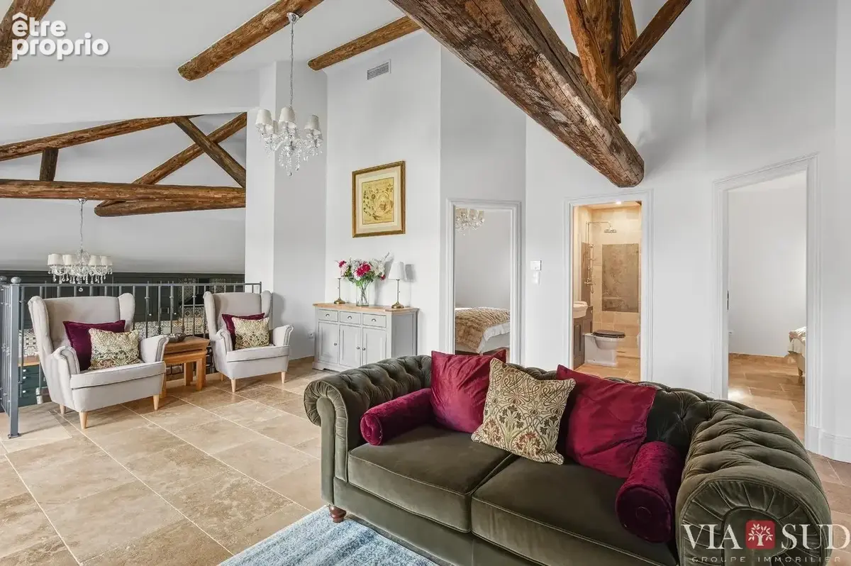 Une maison idéale pour profiter d'un environnement paisible tout en bénéficiant de beaux volumes et d'un extérieur propice à la  - photo 6