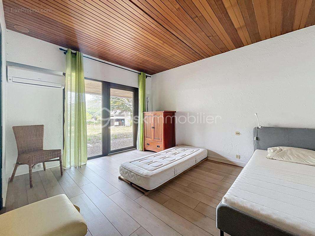 Commerce à SAINT-VALLIER-DE-THIEY