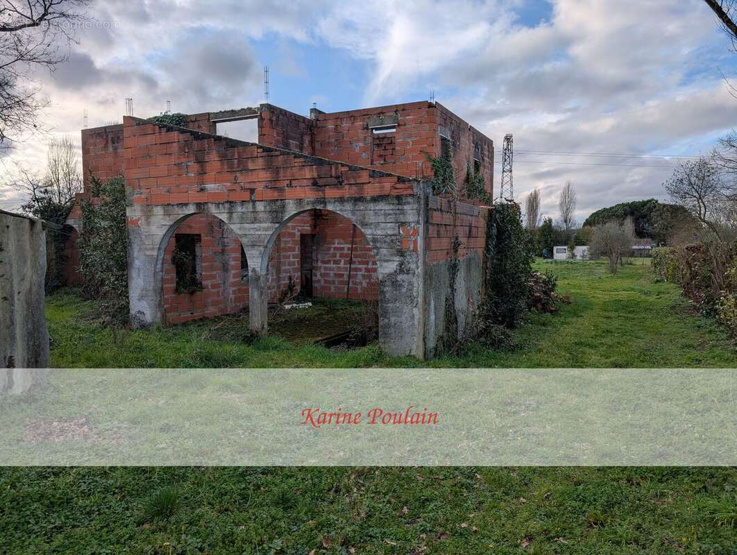 Terrain à AMBARES-ET-LAGRAVE