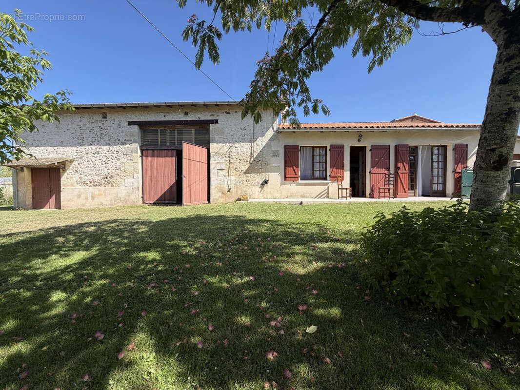 Maison à LA ROCHE-CHALAIS
