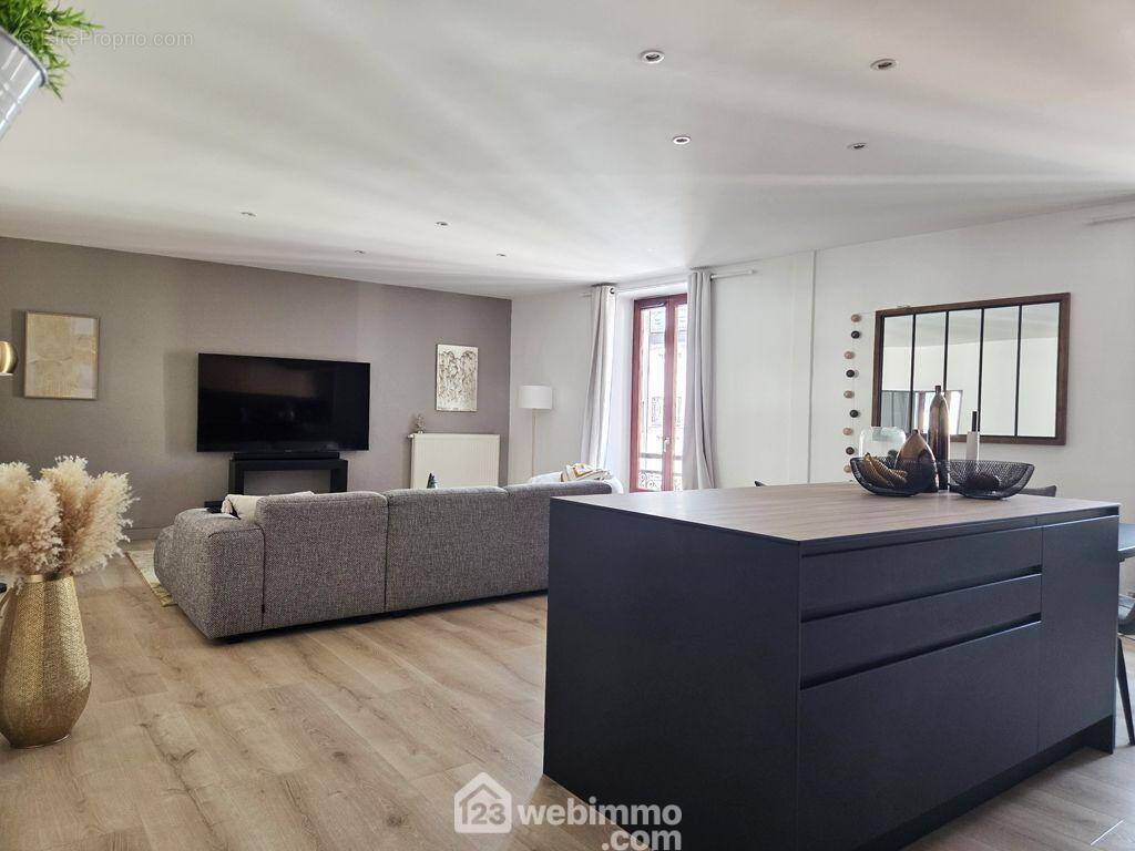 En exclusivité, appartement T4 de 113m² en plein c½ur du centre ville d'Albertville, proche des écoles et des commerces et à seulement 600m de la gare.