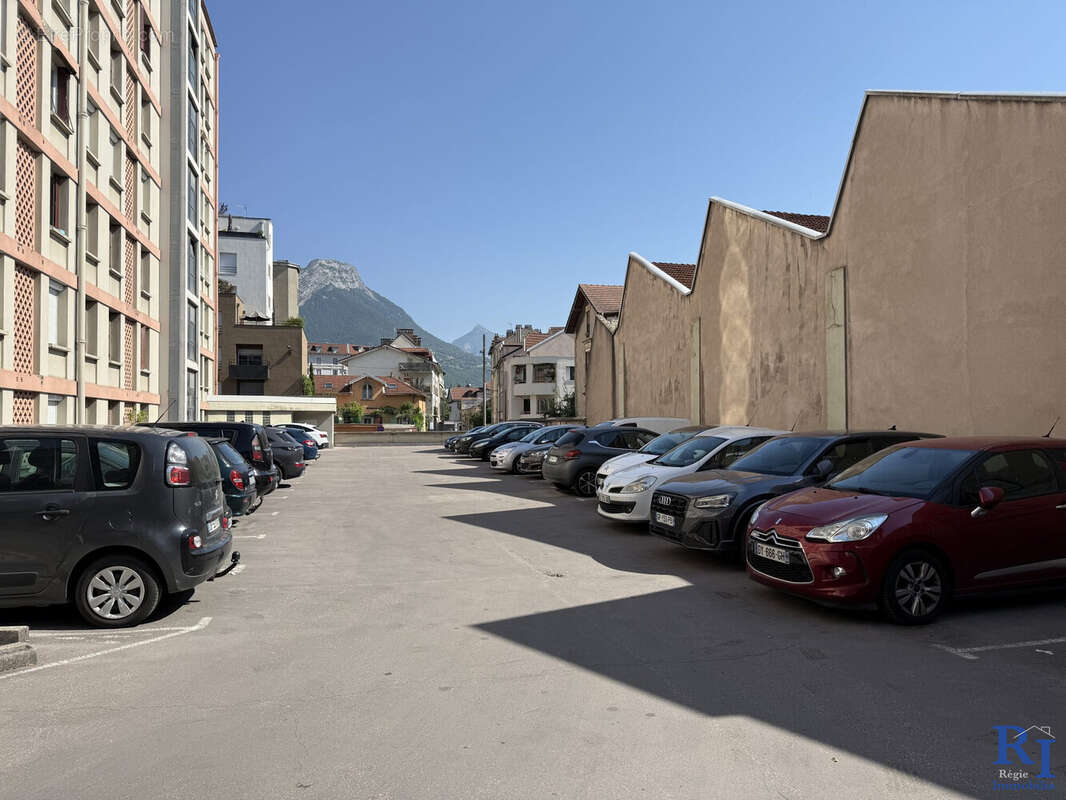 Stationnement libre pour 1 véhicule - Appartement à GRENOBLE