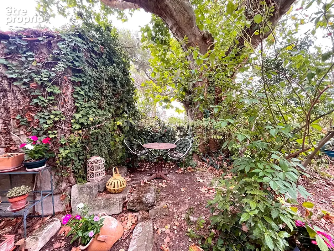 Quartier recherché, mas à rénover+ grange sur 1900 m² de terrain - photo 10