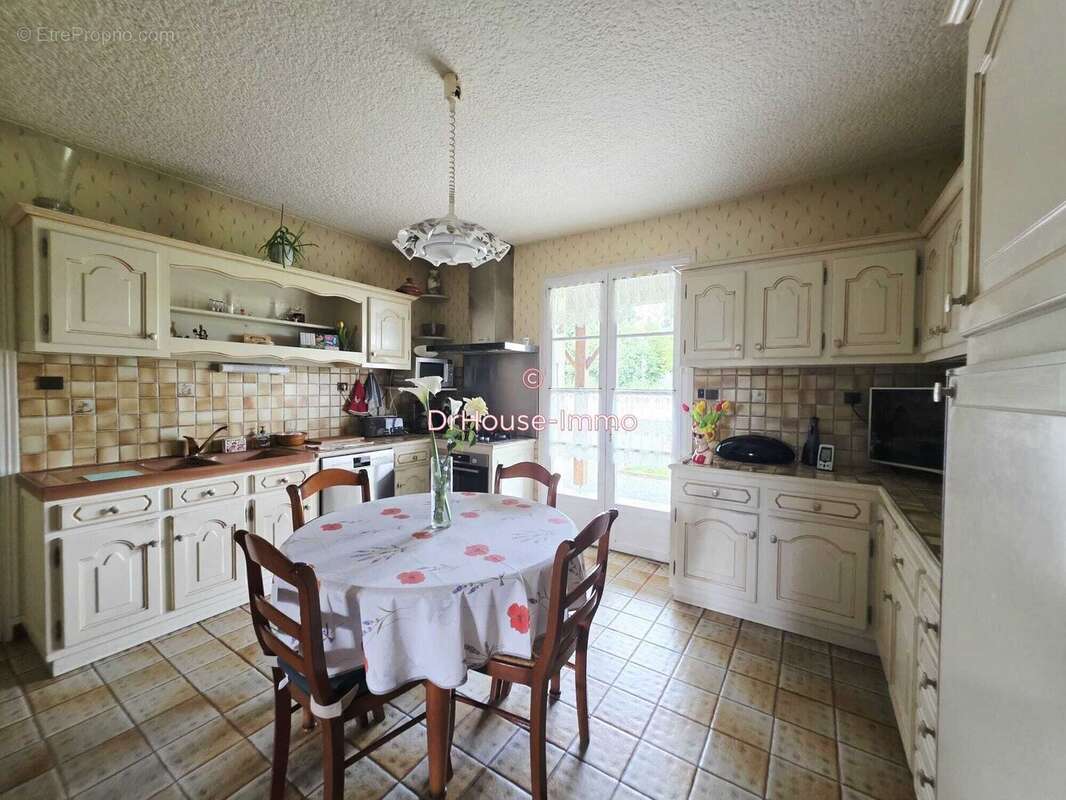 Maison 121 m² à Sainte-Radegonde-Des-Noyers  - photo 8