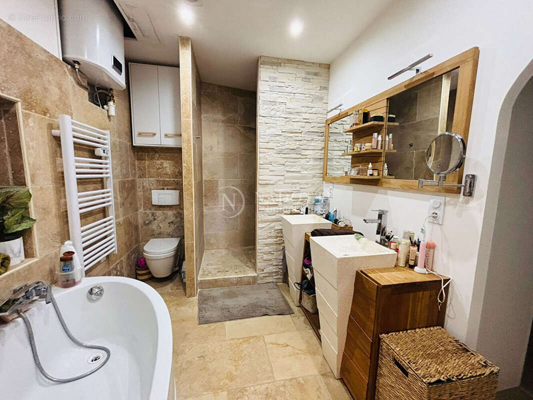 À Vendre  Maison de Ville Rénovée avec Fort Potentiel au Centre de Cavaillon - photo 8