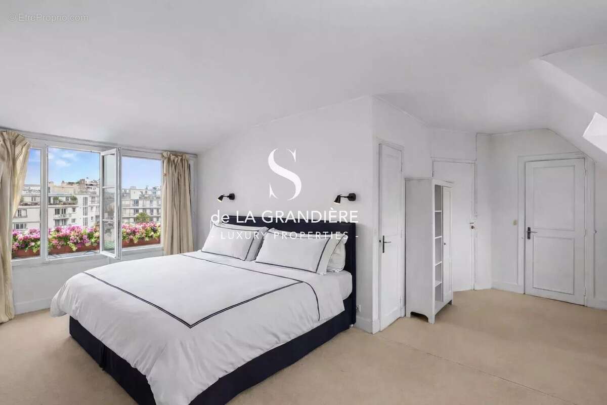 Appartement à PARIS-16E