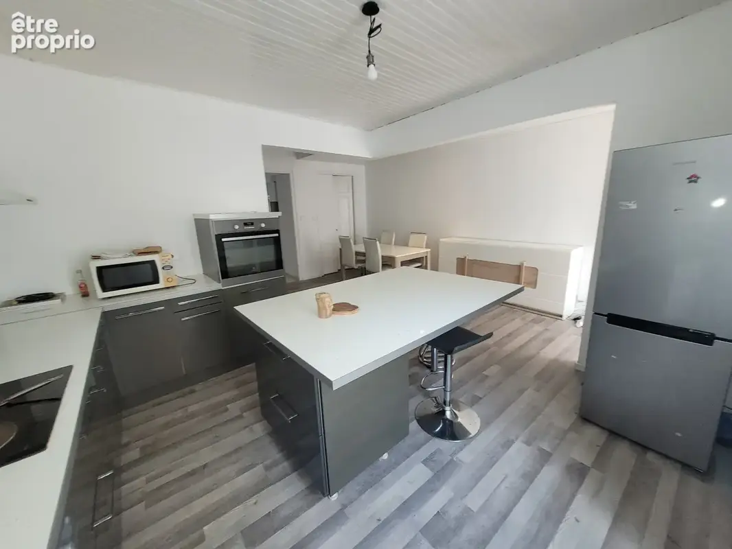 Fleury Agréable maison de village de type IV sur 3 niveaux, libre sur 4 faces située au centre du village dans - photo 2