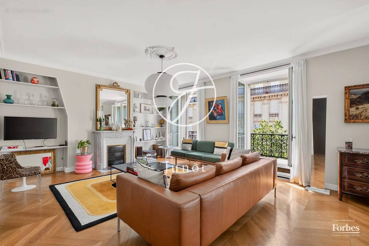Appartement à PARIS-16E