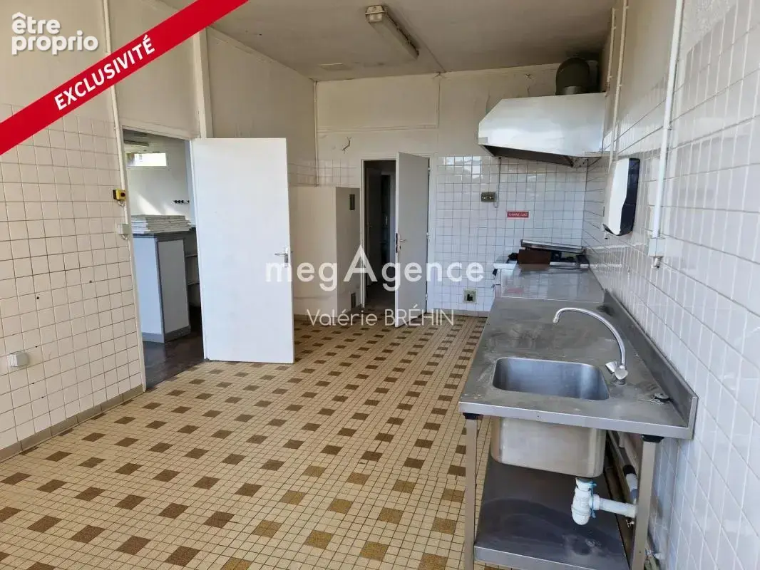 Hambers. Salle de 340 M² environ avec terrain et parking public - photo 6