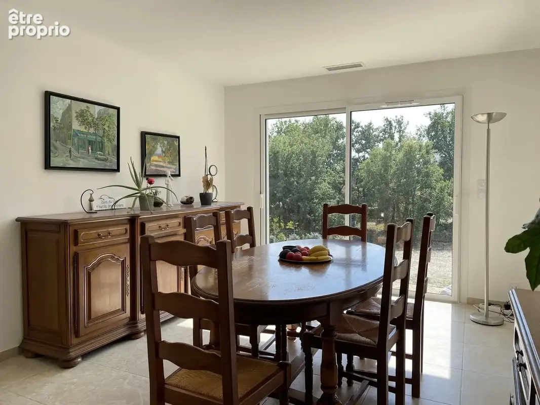 Dickjan POPPEMA d'eXp France vous propose une villa quasiment neuve avec 3 chambres, piscine, grand jardin