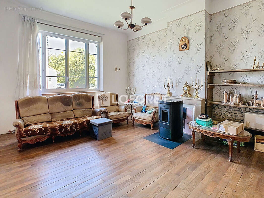 Maison à LES CHARMONTOIS