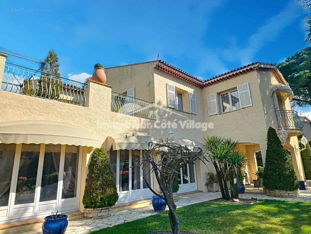 PERIPHERIE DE NICE Prestigieuse propriété,476m2 de surface - photo 3