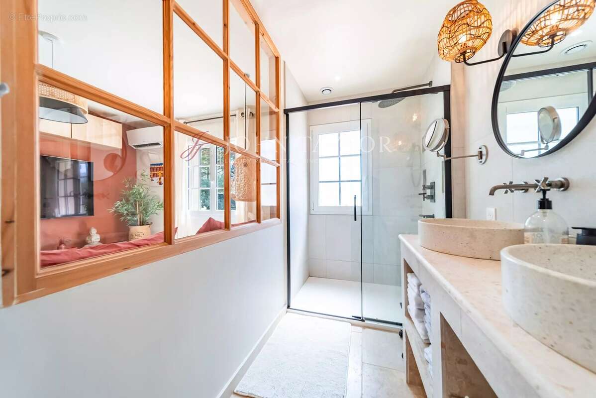 À vendre – Villa de plain-pied avec dépendances et piscine – Mouriès, à proximité de Maussane-les-Alpilles - photo 12
