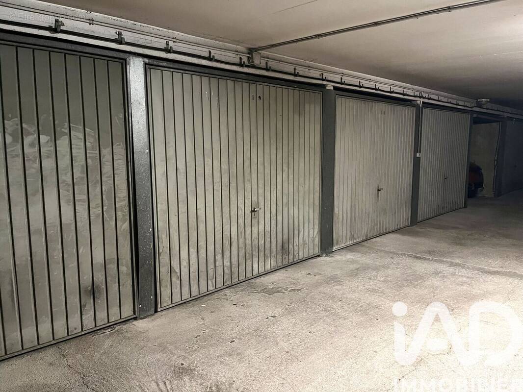 Photo 1 - Parking à PARIS-15E
