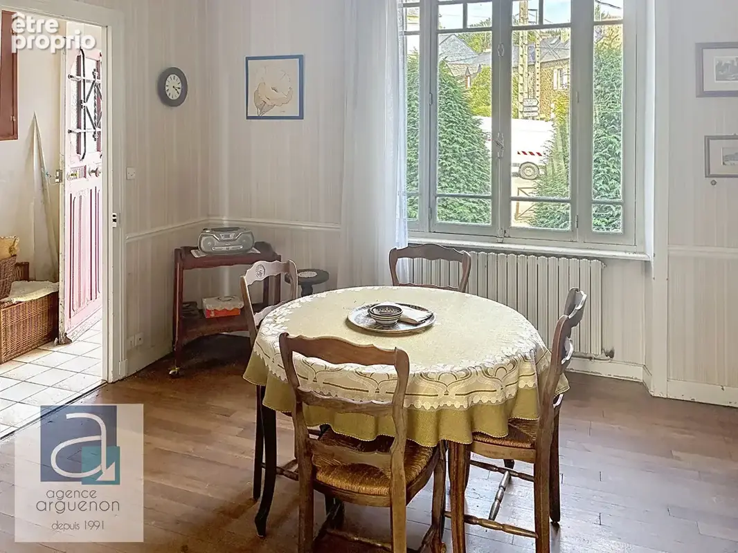 LAMBALLE - Le potentiel d'une maison de ville idéalement située - photo 2