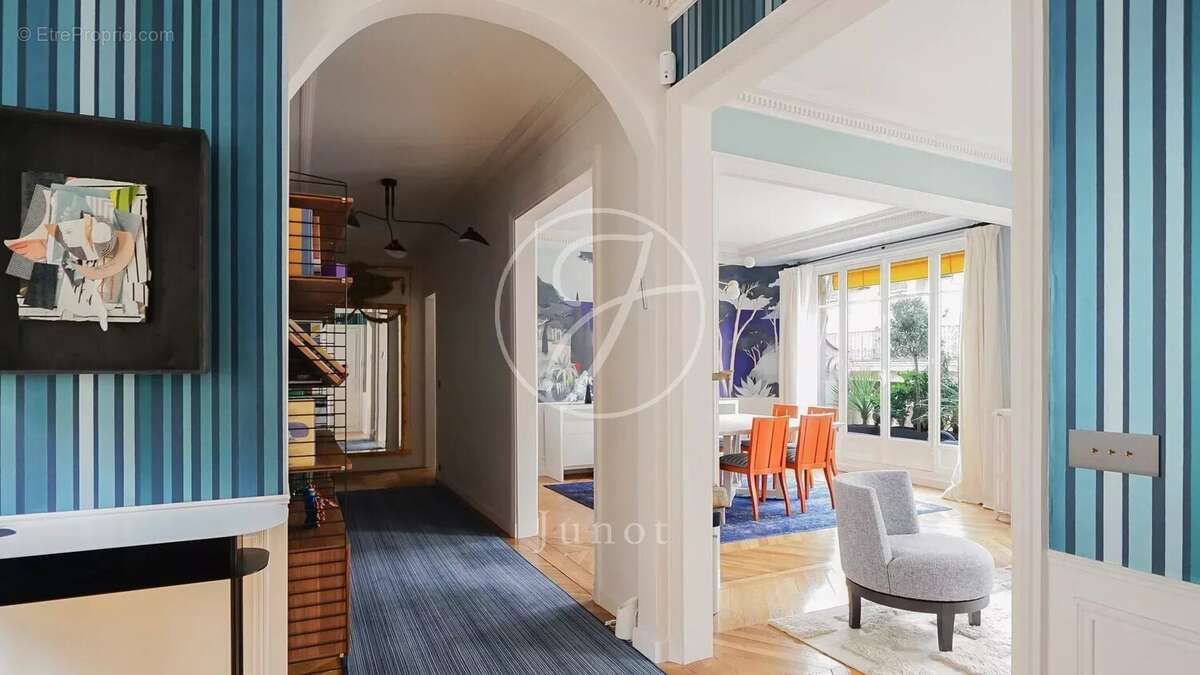 Appartement à PARIS-16E