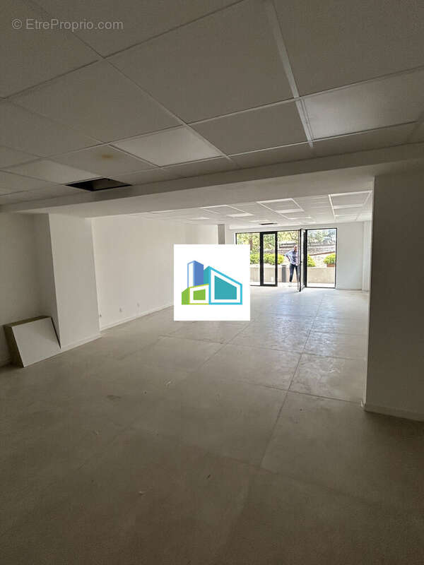 Commerce 68 m² à Saint-Cyr-Sur-Mer  - photo 3