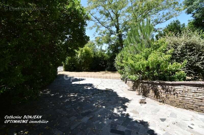 CARCANS BOURG - Maison familiale à rénover avec dépendances sur un magnifique terrain arboré d'environ 1400 m2 - photo 17