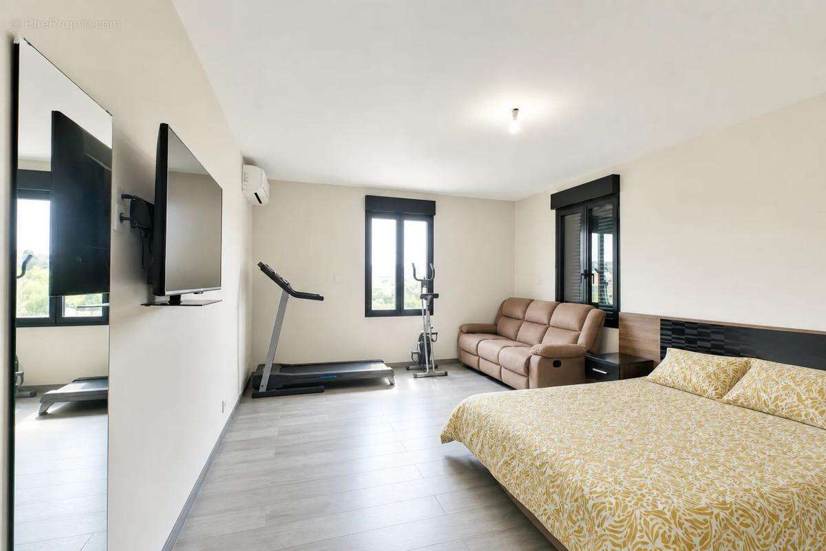 Maison de 9 pièces de 225 m² située à Chaligny - photo 8