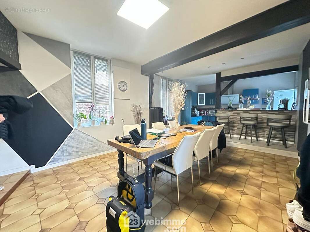 Découvrons l&#039;intérieur, une piéce de vie de 35 m² - Maison à SAINT-GOBAIN