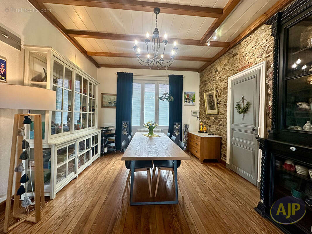 Maison à SAINT-ETIENNE-DE-MONTLUC