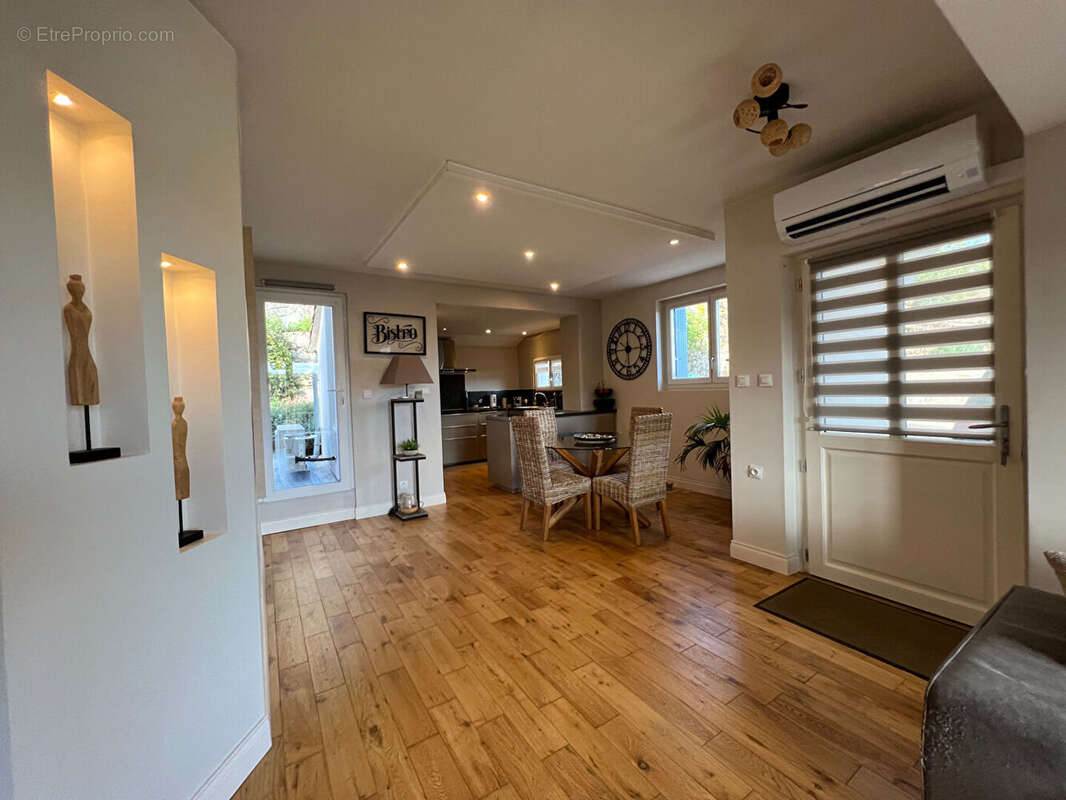 Maison entièrement restaurée avec vue exceptionnelle sur les hauteurs. - photo 10