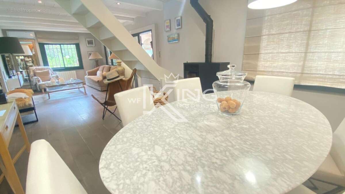 Sainte Maxime Villa T3 avec logement T2 indépendant sur 2168 m² de terrain - photo 9