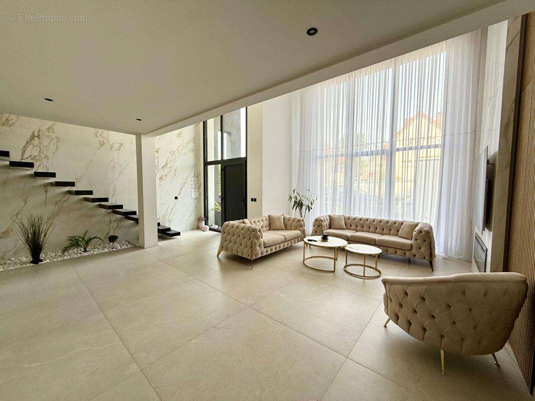 Maison à SAINTE-GENEVIEVE-DES-BOIS