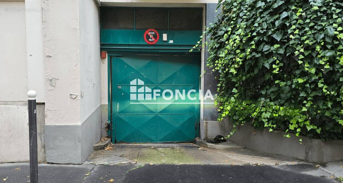 Parking à PARIS-17E