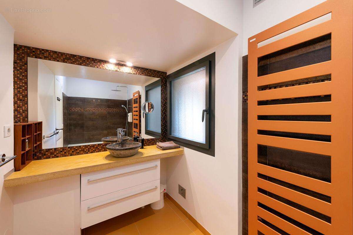 FREJUS - Hameau de Valescure - Villa 175 m² , dépendance, 4 chambres - photo 14