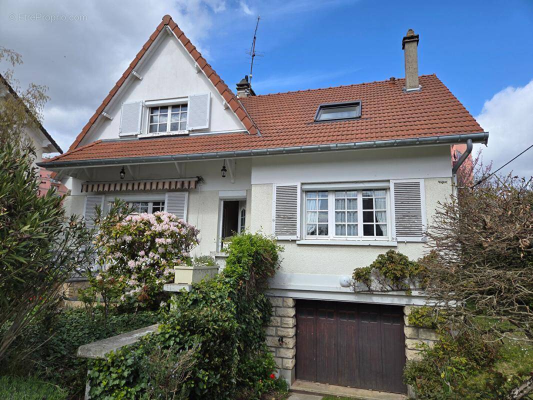 Maison à SAINTE-GENEVIEVE-DES-BOIS