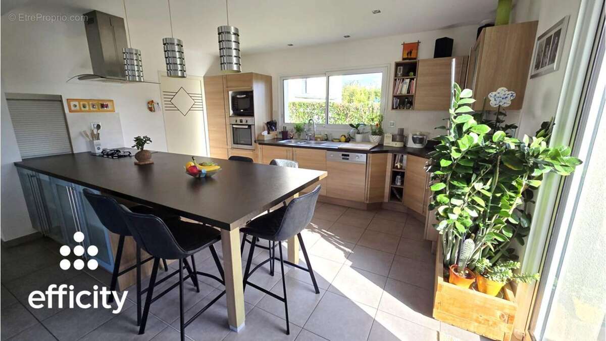 Maison à MONTREUIL-LE-GAST