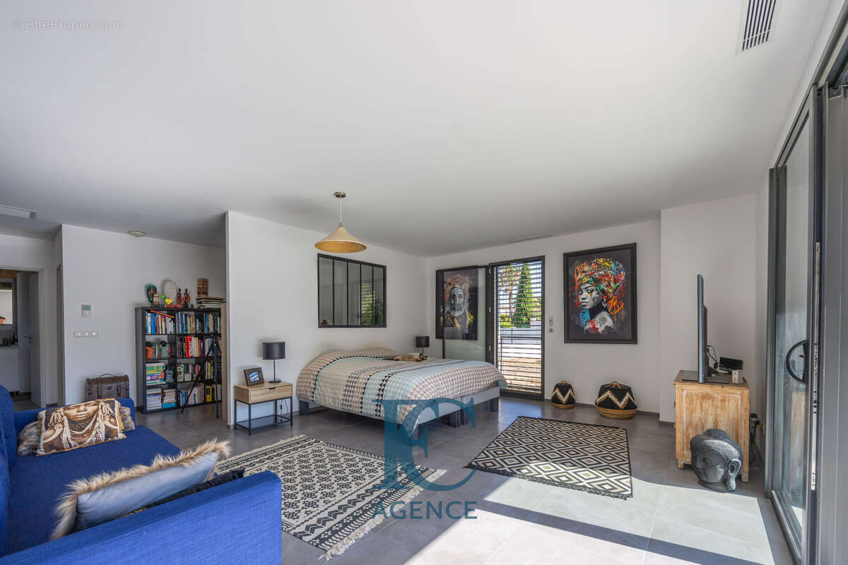 Maison contemporaine 6 pièces 190 m2 avec piscine et garage à proximité immédiate des criques - photo 5