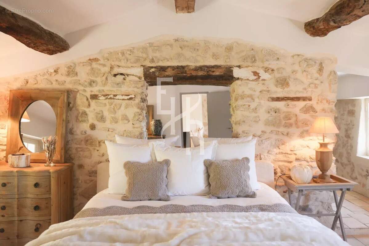 Maison à CHATEAUNEUF-GRASSE