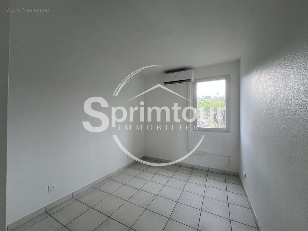 SAINT-CLAUDE - Appartement T3 rénové avec terrasse dans une résidence sécurisée avec piscine - photo 10