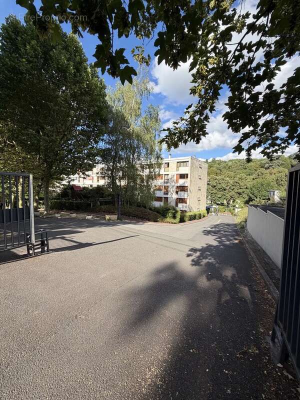 Bougival – Appartement familial 3 chambres avec terrasse et parking – Résidence arborée avec piscine - photo 2