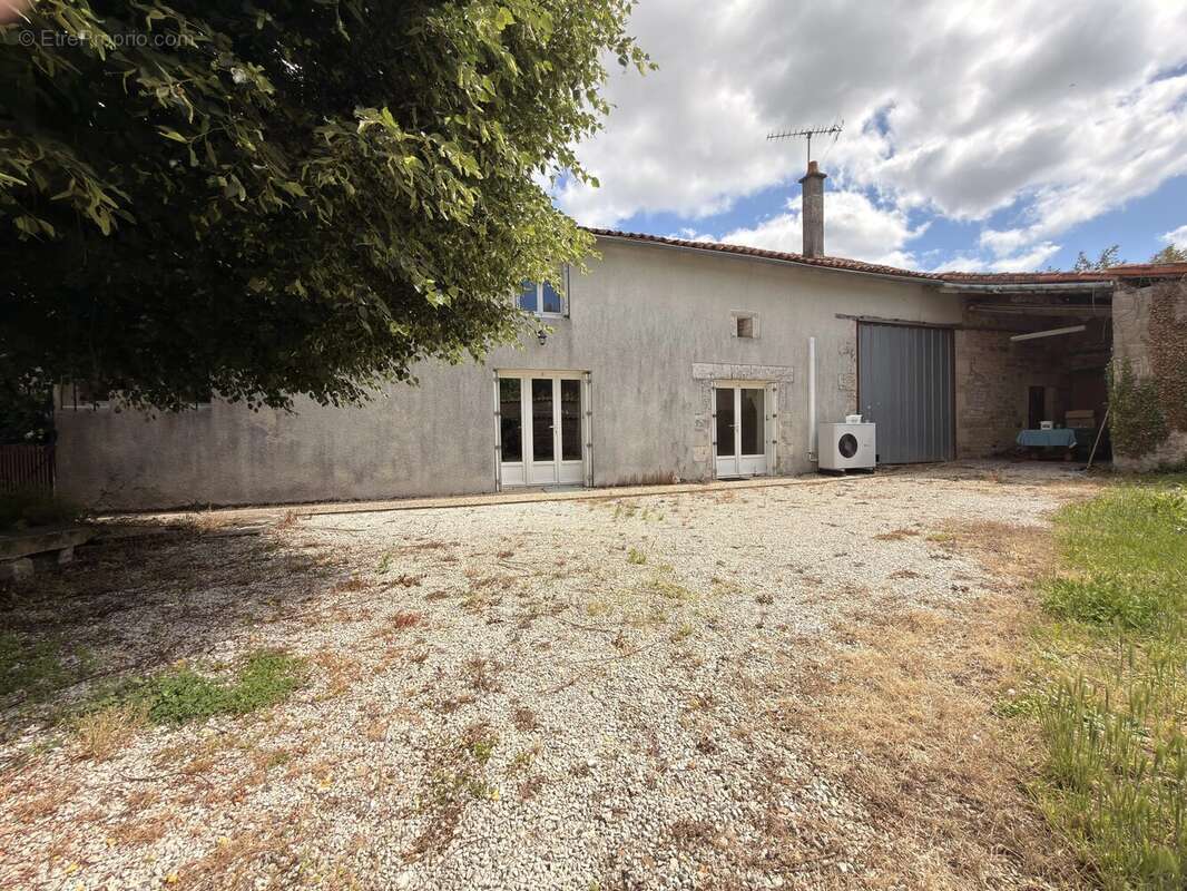Maison à SALLES-DE-VILLEFAGNAN