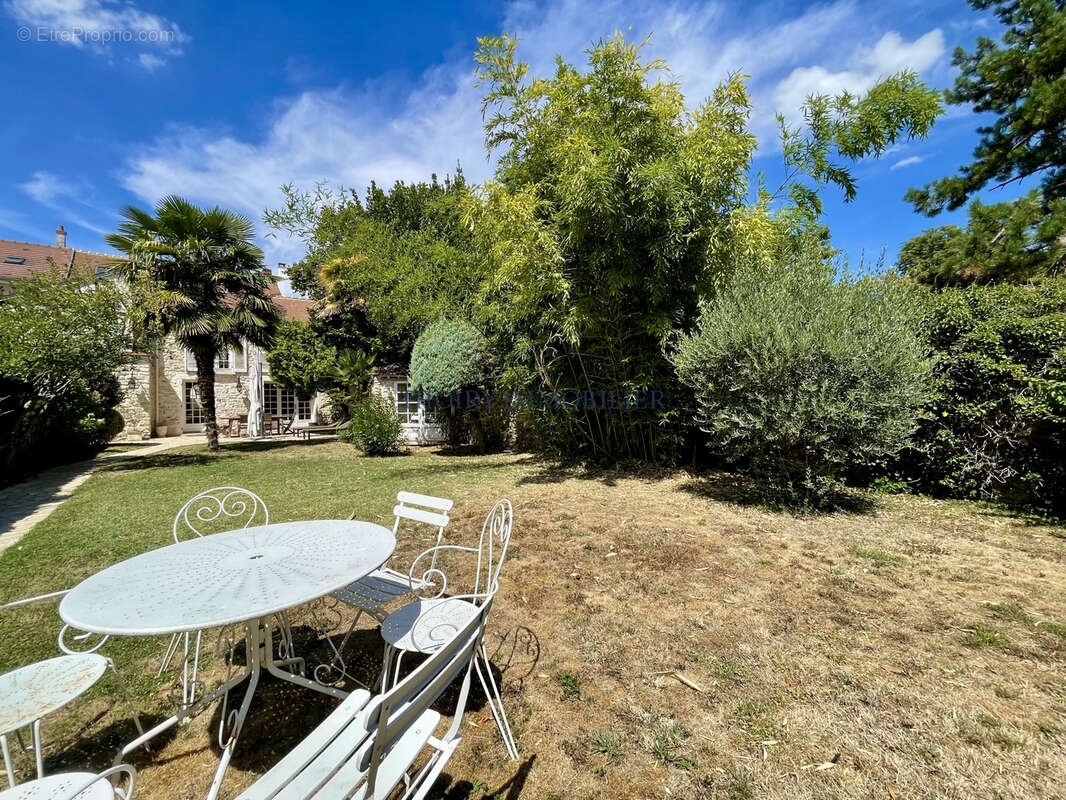 Maison ancienne de charme de 8 pièces sur 519 m2. - photo 6