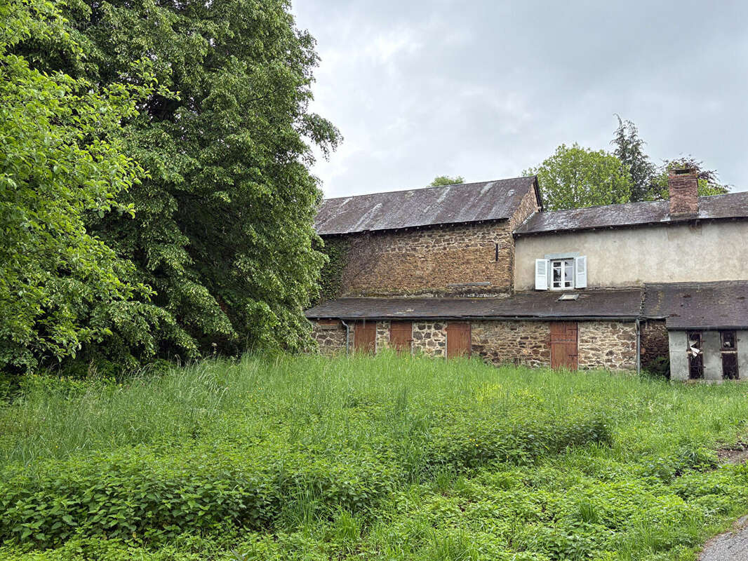 Fermette en pierre avec dépendances et terrain. - photo 5