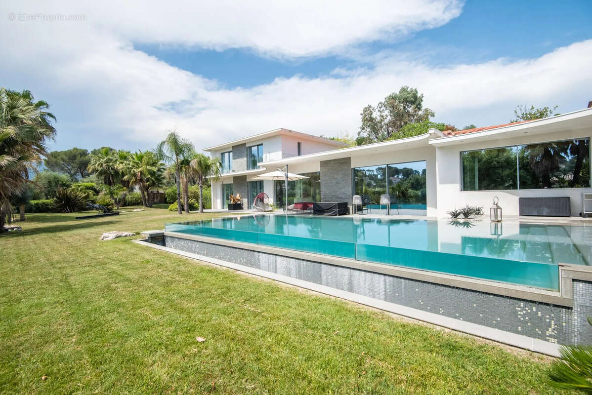 Maison à ROQUEFORT-LES-PINS