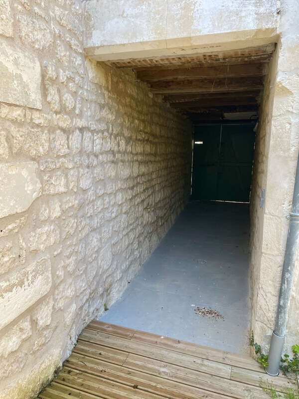 Maison à PORT-D&#039;ENVAUX