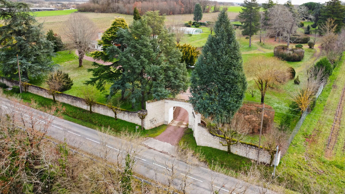 Maison à ROULLET-SAINT-ESTEPHE