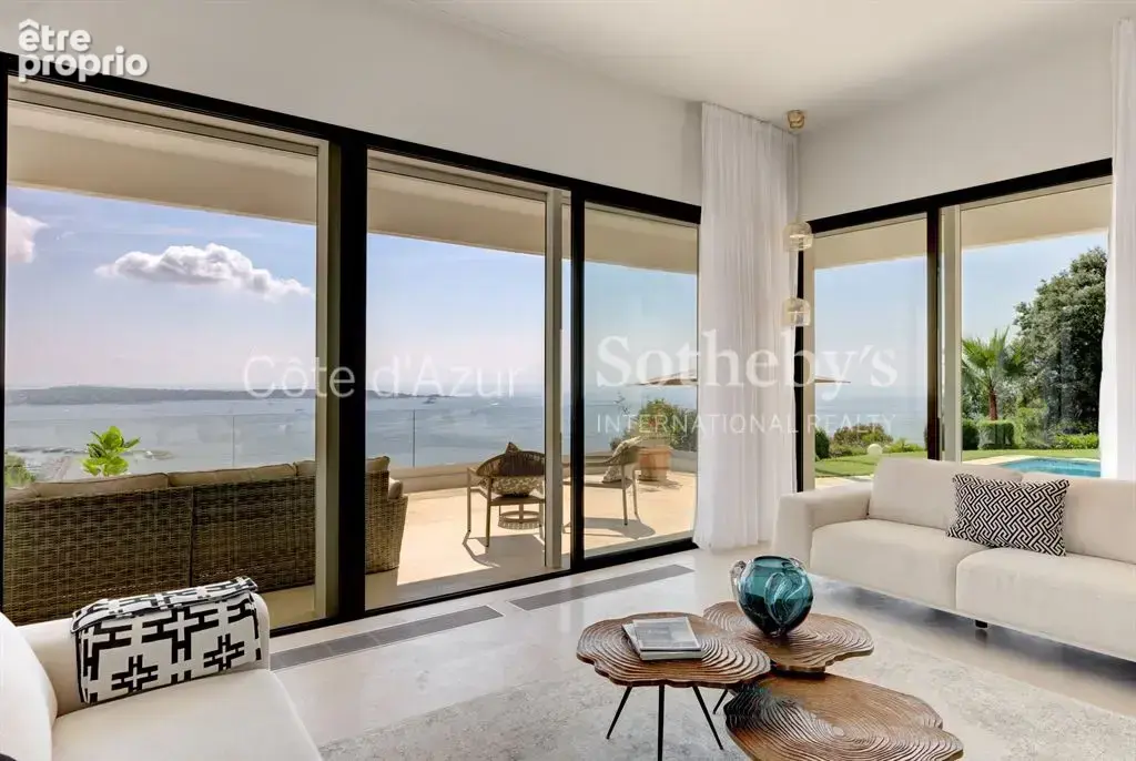 Super Cannes Vallauris, villa de 260 m² avec cinq chambres, piscine et vue mer - photo 9