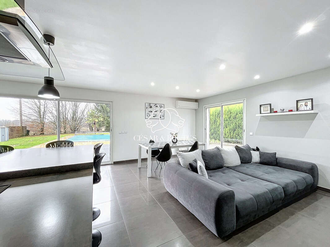 Maison 165 m² à Villieu-Loyes-Mollon  - photo 2