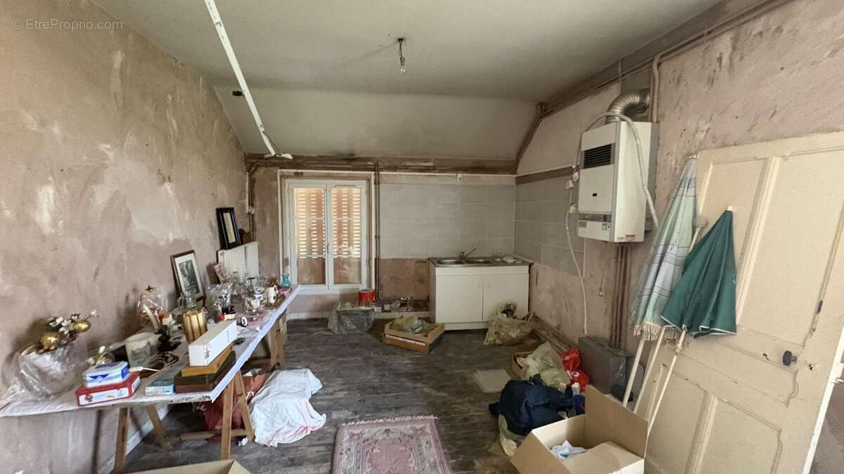 Opportunité à Saisir à Commentry (03) : Immeuble Mixte - Local Commercial + Habitation à l'Étage - photo 9