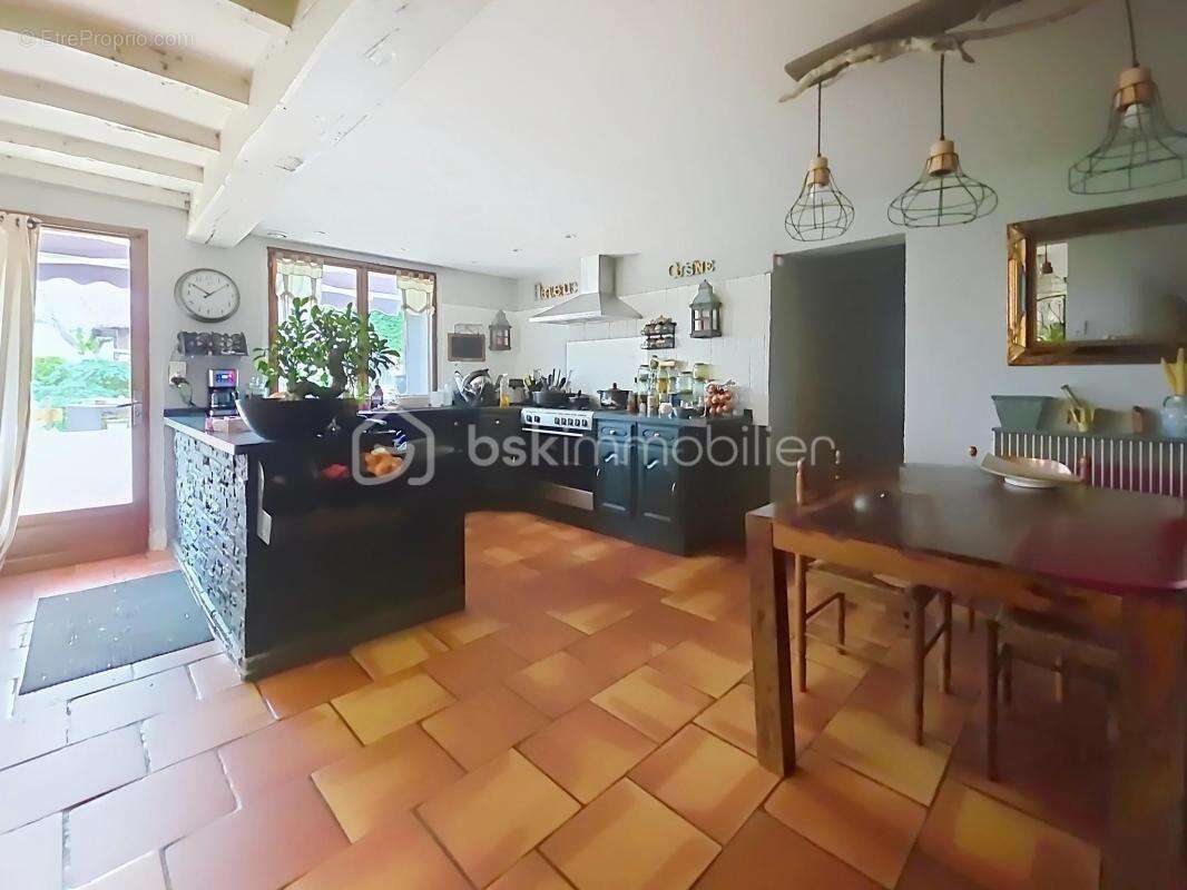 Propriete + 2 studios loués 1 100€/mois – piscine – terrain clôturé arboré 2 200m² – - photo 6