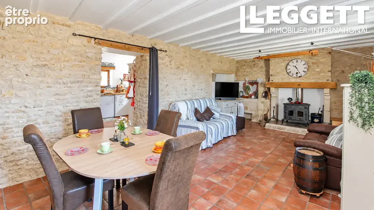 Maison indépendante rénovée avec soin sur un terrain de 5010m² dans un superbe cadre sur la vallée de Pamproux - photo 5